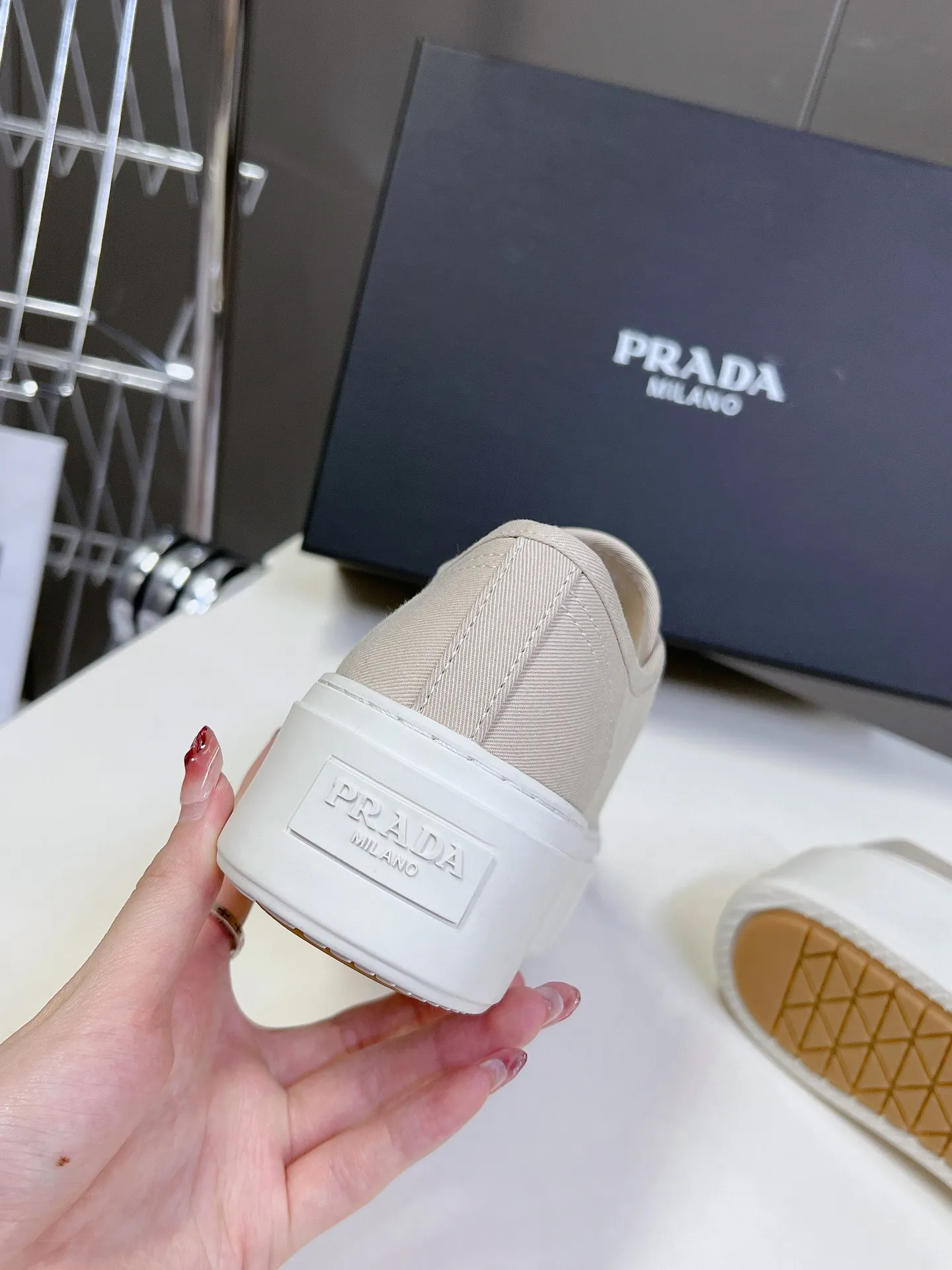 👟👟Ex-factory price 480👟👟 Prada canvas shoes, the latest black technology in technical canvas. After a few years, Prada has brought us beautiful biscuit shoes again. A must-have item that fashionistas must not miss. There are no complicated decorations, and the texture is very vintage. The purity and minimalism are neat and poetic. The latest canvas adds a casual touch.  Upper: Original technical canvas Short foot pad: Sheepskin Outsole: Eva ultra-light foam Outsole height 4CM Size: #35-41 (40 customizations are not returnable)